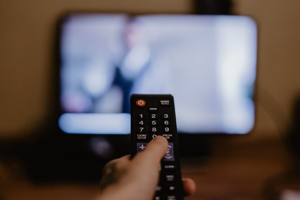 z-jakiej-odleglosci-bezpiecznie-ogladac-tv