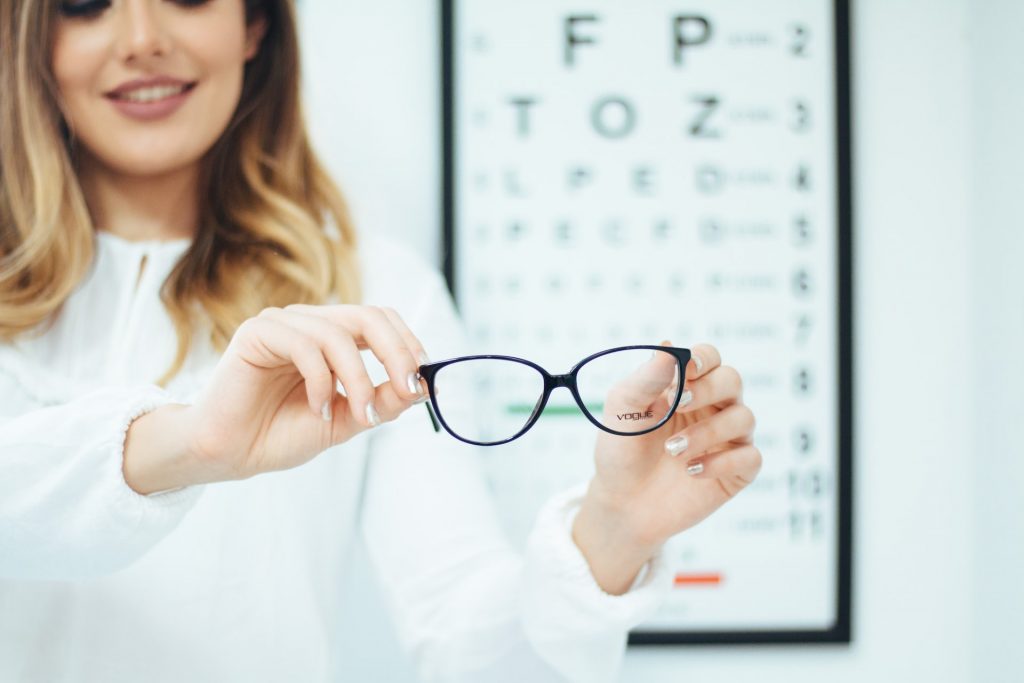Jak prawidłowo dopasować do siebie okulary