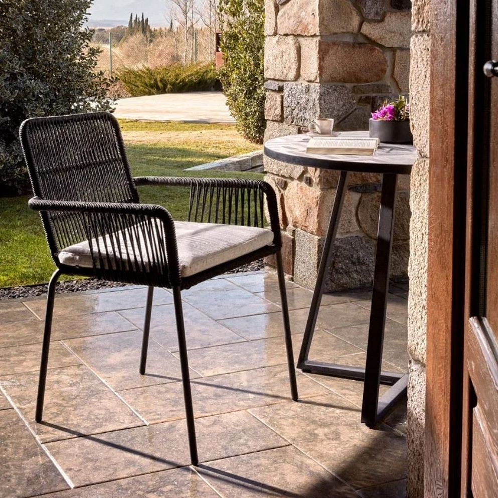 Jak dobrać krzesła ogrodowe do stylu zewnętrznej aranżacji?